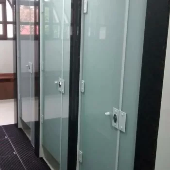 Porta de vidro para vestiário - Vidraçaria Passarela (1)