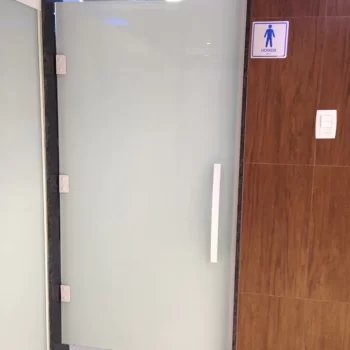 Porta de vidro para vestiário - Vidraçaria Passarela (7)